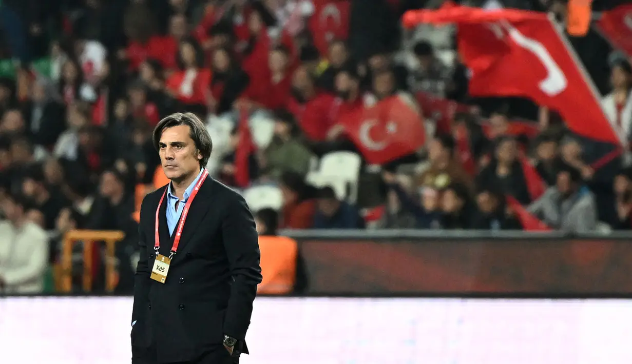 Pelatih Turki, Vincenzo Montella saat laga Grup D Kualifikasi Euro 2024 melawan Latvia di Konya Buyuksehir Belediye Stadium, Konya, Turki, Senin (16/10/2023) dini hari WIB. Kemenangan skuad asuhan Vincenzo Montella berhasil membawa mereka ke puncak klasemen Grup D dengan raihan 16 poin dengan satu laga tersisa. (AFP/Ozan Kose)