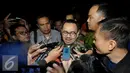 Menteri ESDM, Sudirman menjawab pertanyaan wartawan saat tiba di KPK, Jakarta, Jumat (13/11). Sudirman Said diperiksa sebagai saksi dalam kasus suap proyek pembangkit listrik mikro hidro di Kabupaten Deiyai, Papua. (Liputan6.com/Helmi Afandi)