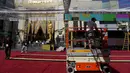 Pekerja saat mengatur area kedatangan di luar Teater Dolby selama persiapan untuk 88 Academy Awards di Hollywood, California (24/2). Piala Oscar akan digelar pada 28 Februari 2016. (REUTERS/Mike Blake)