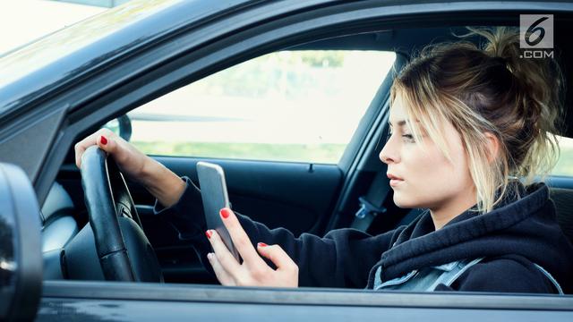 Ilustrasi menyetir sambil main ponsel