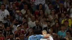 Penyerang Portugal, Cristiano Ronaldo memapah Penyerang Uruguay, Edinson Cavani yang Cedera keluar lapangan saat pertandingan babak 16 besar Piala Dunia 2018 di Stadion Fisht di Sochi, Rusia (30/6).  (AP Photo/Themba Hadebe)