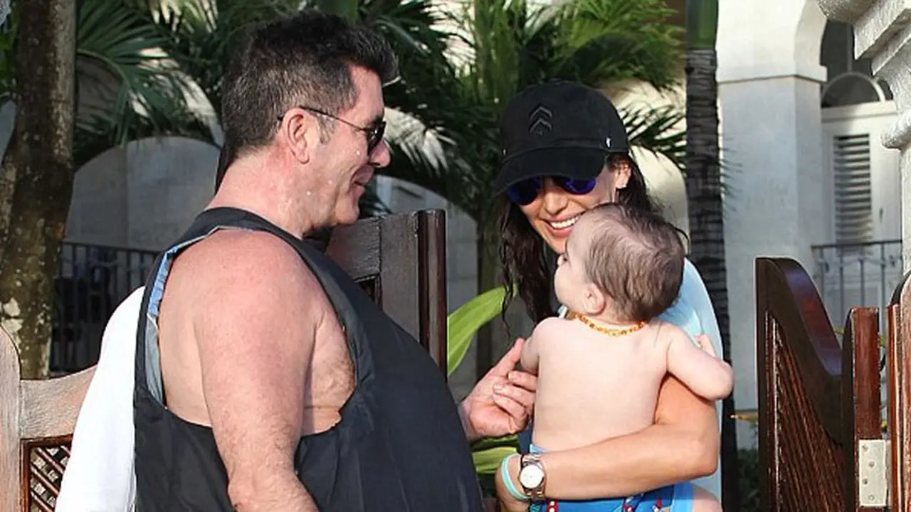 Simon Cowell ajak anak liburan ke pantai