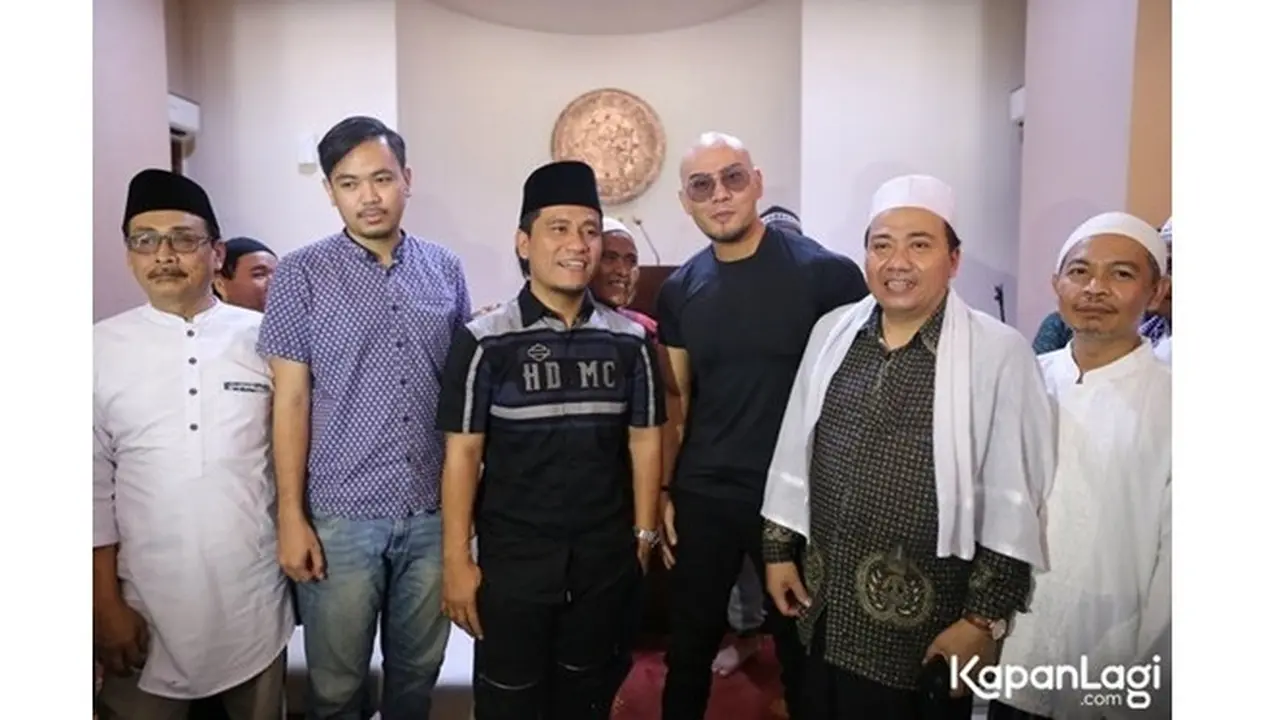 7 Potret Deddy Corbuzier Saat Menjalankan Salat Jumat Pertamanya