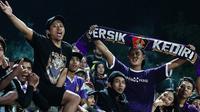 Persikmania bakal mendapat sajian partai menarik Persik melawan Borneo FC di Stadion Brawijaya Kota Kediri, Jumat (12/8/2022). (Bola.com/Gatot Susetyo)