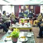 Ketua MPR RI Zulkifli Hasan saat menemui Kepala Unit Kerja Pemantapan Ideologi Pancasila (UKP-PIP) Yudi Latif. (Liputan6.com/Rezky Aprilya Iskandar). 