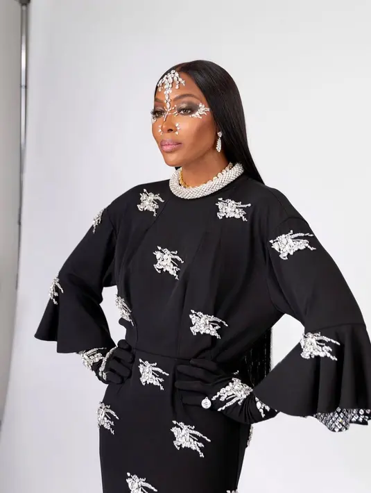 <p>Perhiasan yang ada pada dress Burberry-nya juga tersebar di seluruh wajahnya dengan riasan dari Pat McGrath. Naomi Campbell pun membiarkan rambut hitamnya tergerai rapi. (Foto: Instagram @naomi)</p>