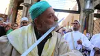 Pria Muslim Sufi Lebanon menggesekan pedang di mulutnya saat perayaan Maulid Nabi Muhammad SAW di Sidon, Lebanon (30/11). Mereka merayakan hari kelahiran Nabi Muhammad SAW yang jatuh pada tanggal 12 Rabiul Awal. (AFP Photo/Mahmoud Zayyat)