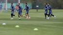 Para pemain Argentina melakukan pemanasan saat sesi latihan jelang melawan Venezuela pada kualifikasi Piala Dunia 2018 di Buenos Aires, Argentina, (3/9/2017). (AP/Natacha Pisarenko)