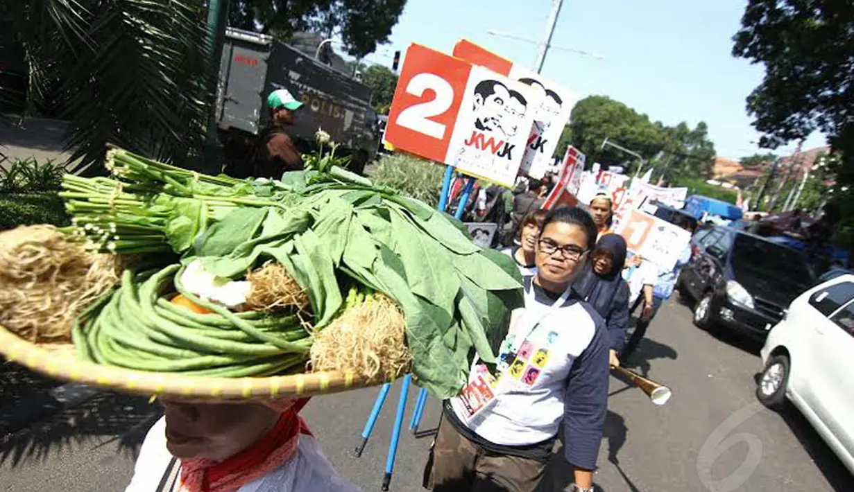Hadir juga para pendukung dengan membawa sejumlah sayuran sambil menyambut kedatangan Jokowi-JK ke KPU (Liputan6.com/Faizal Fanani)