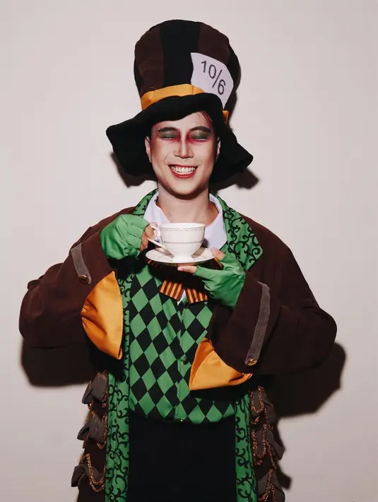 Vidi Aldiano juga tak pernah main-main ketika harus cosplay. Di ulang tahun Chelsea Islan, ia menjadi Mad Hatter, sempurna mulai dari makeup hingga kostum, sampai cangkir. [Foto: Instagram/vidialdiano]