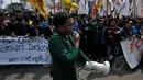 Para mahasiswa tampak berorasi menyuarakan tuntutan mereka di  depan Istana Negara, Jakarta, Kamis (21/5/2015).  Aksi tersebut menuntut agar Pemerintahan memprioritaskan masyarakat pribumi daripada asing. (Liputan6.com/Johan Tallo)
