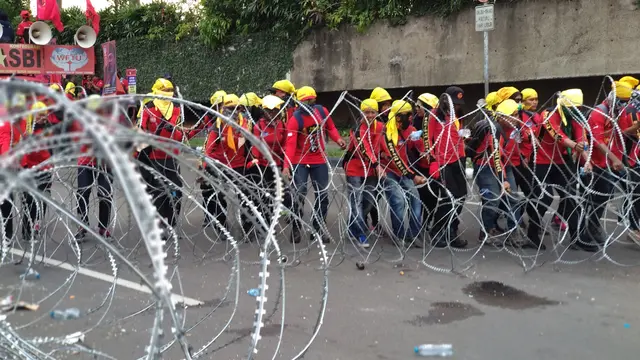 Massa buruh dari Kongres Aliansi Serikat Buruh Indonesia (KASBI) memanas lantaran tidak bisa masuk kawasan Bundaran HI. (Liputan6.com/Putu Merta Surya Putra)