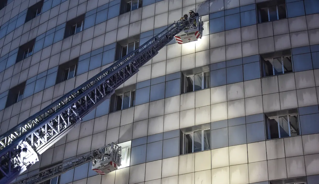 Petugas pemadam kebakaran memasuki gedung untuk mencari pasien yang masih terjebak akibat kebarakan di rumah sakit di distrik Gaziosmanpasa, Istanbul, Turki (5/4). Tak ada korban jiwa akibat peristiwa ini. (AFP/Ozan Kose)