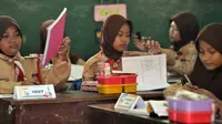 Siswa-siswi SDN 05 dan 07 Cipinang Melayu Kecamatan Makasar, Jakarta terlihat antusias mengikuti rangkaian uji coba atau simulasi program makan siang gratis. (merdeka.com/Imam Buhori)