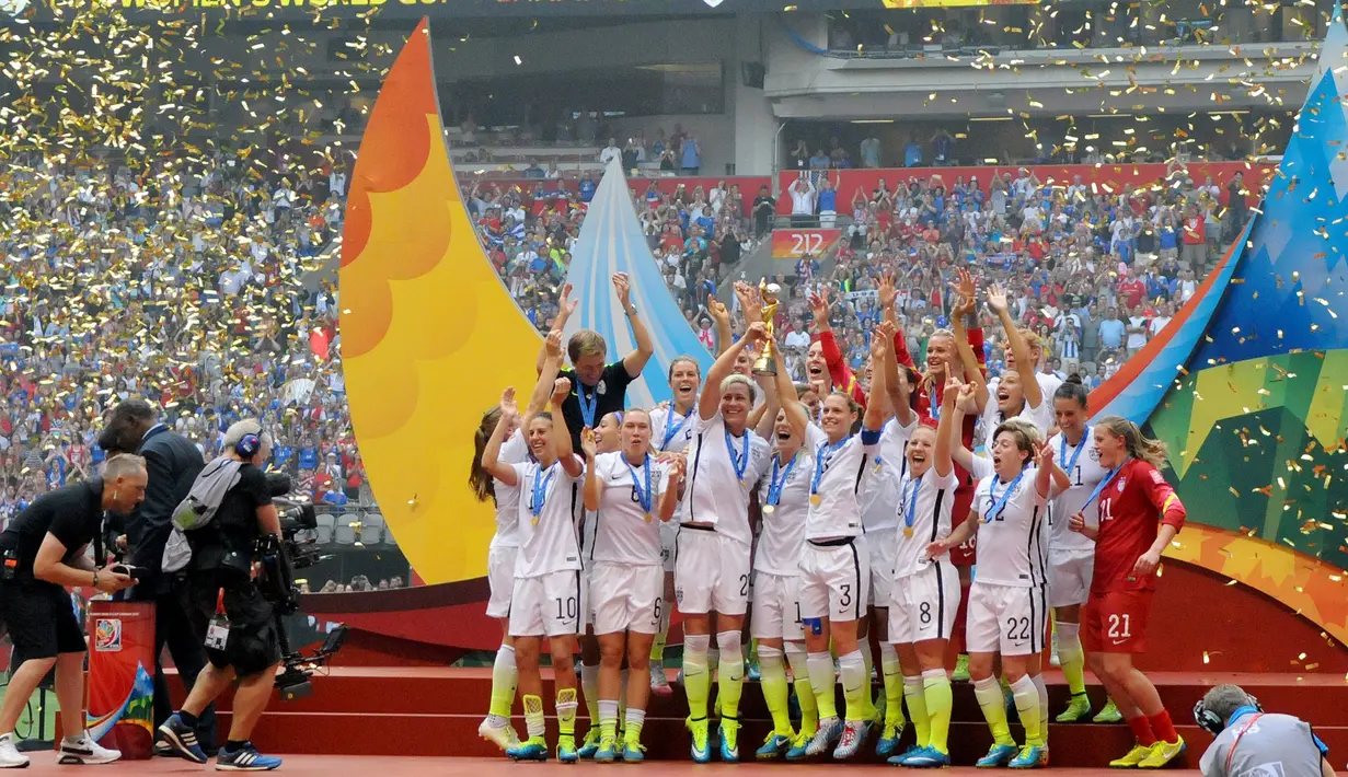 Para pemain AS melakukan Selebrasi usai memenangkan gelar juara Piala Dunia wanita 2015 di BC Place, Kanada, Senin (6/7/2015). Amerika berhasil mengalahkan Jepang dengan skor 5-2.  (Reuters/Anne Marie Sorvin)