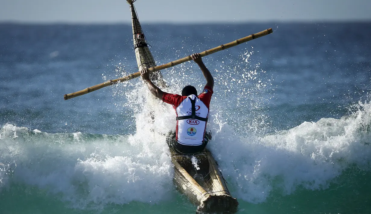 Peselancar Peru, Carlos ' Huevito ' Areola menerjang ombak menggunakan Caballito di  pantai Bondi, Sydney, (24/2). Kegiatan ini dilakukan untuk mempromosikan penggunaan Caballito. (REUTERS / Jason Reed)