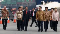 Presiden Jokowi (tiga kiri) saat meninjau pelepasan ekspor perdana Mitsubishi Xpander di Cilincing, Jakarta, Rabu (25/4). Jokowi didampingi Menperin Airlangga Hartarto, Seskab Pramono Anung, dan Mendag Enggartiasto Lukita. (Liputan6.com/Angga Yuniar)