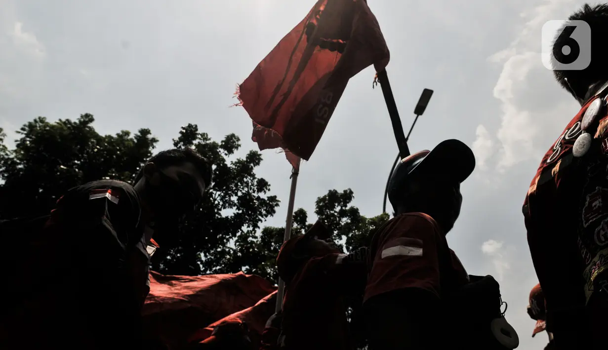 Aksi konvoi massa yang tergabung dalam Konfederasi Serikat Buruh Seluruh Indonesia (KSBSI) di Jalan Medan Merdeka Barat, Jakarta, Senin (12/10/2020). Ratusan massa buruh ini hendak berunjuk rasa menolak pengesahan omnibus law Undang-Undang Cipta Kerja di Istana Negara. (merdeka.com/Iqbal S Nugroho)