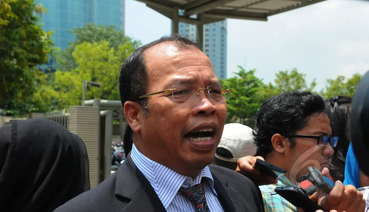 Pengacara keluarga Susilo Bambang Yudhoyono (SBY), Palmer Situmorang menjawab pertanyaan wartawan saat di Gedung KPK, Jakarta, Selasa (31/3/2015). (Liputan6.com/Herman Zakharia)