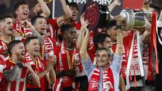 Pelatih Athletic Bilbao, Ernesto Valverde, mengangkat trofi setelah menjuarai Copa del Rey di Stadion Olimpico de Sevilla, Minggu (7/4/2024). Ernesto Valverde tidak dapat menyembunyikan kebahagiaan setelah berhasil mengakhiri kutukan 40 tahun Bilbao juara Copa del Rey. (AFP/Jaime Reina)