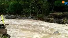 Karena jembatan putus warga yang akan melakukan aktivitas harus berjalan memutar.