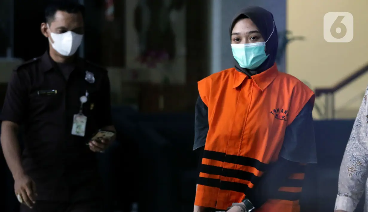 Tersangka Nur Afifah Balqis usai menjalani pemeriksaan lanjutan di Gedung KPK, Jakarta, Senin (14/2/2022). Nur Afifah Balqis diduga berperan mengelola uang dalam kasus dugaan suap yang melibatkan Bupati Penajam Paser Utara, Kalimantan Timur, Abdul Gafur Mas'ud. (Liputan6.com/Helmi Fithriansyah)