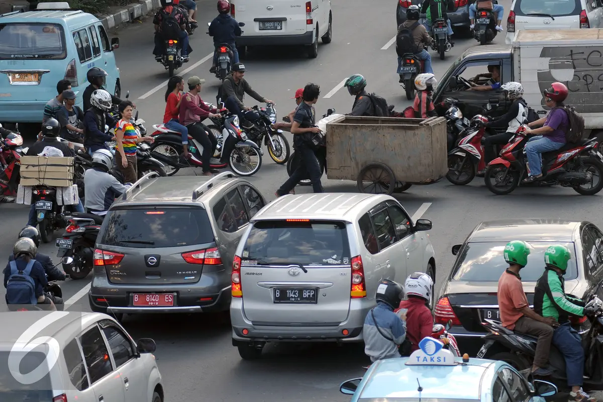 20160622-489 Tahun Jakarta Kondisi Jalanan Kian Semrawut- Helmi Fithriansyah