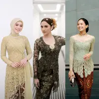 Enzy tampil manis dalam balutan kebaya hijau kekuningan bernuansa adat Melayu di acara resepsi pernikahannya. Kebaya rancangan Didiet Maulana ini sukses bikin Enzy didesain dengan model off shoulder. Aksen tulle menyilang di bagian depan jadi poin utama pada kebaya tersebut. [@svarna_byikatindonesia]