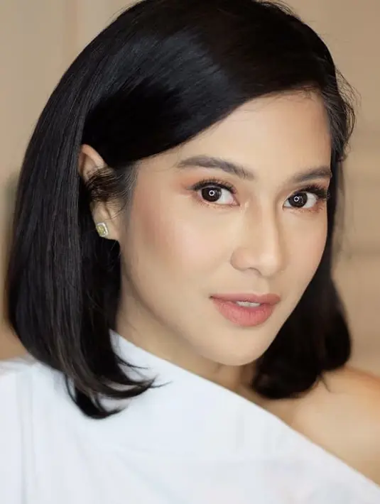 Beranjak dewasa, Dian tentu sudah memiliki berbagai gaya rambut. Seperti ia pernah memiliki gaya rambut hitamnya menjadi bob. @therealdisastr