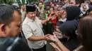 Usai berziarah, Prabowo menyempatkan menyapa warga sekitar yang sudah menunggu kehadirannya. (Liputan6.com/Angga Yuniar)