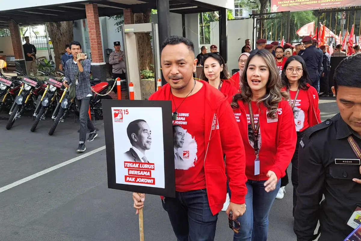 Partai Solidaritas Indonesia (PSI) mendaftarkan bakal caleg DPR RI ke KPU RI pada Minggu (14/5/2023). Sebanyak 580 bacaleg yang didaftarkan (Liputan6.com/Delvira Hutabarat)
