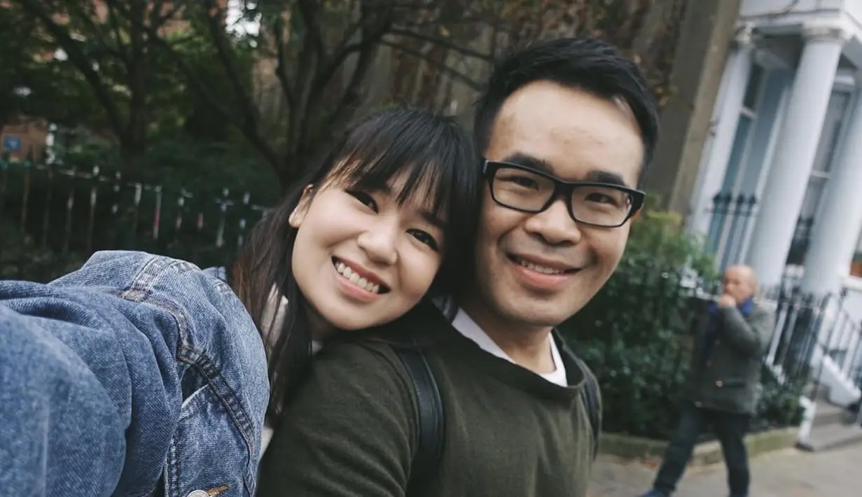 Selfie gemas dari momen liburan Laura Basuki dan suaminya. Laura Basuki tampil mengenakan jaket denim, sedangkan Leo tampil kasual dengan kaus putih dan sweater hijau. [Foto: Instagram/laurabas]