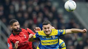 Pemain AC Milan Ruben Loftus-Cheek (kiri) berebut bola dengan pemain Parma Emanuele Valeri pada laga Serie A/Liga Italia antara AC Milan vs Parma di Milan, Italia, Minggu, 22 Februari 2025. (Spada/LaPresse via AP)