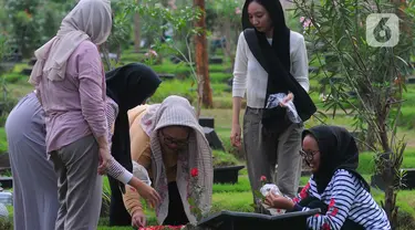 Warga berziarah ke makam TPU Malaka di Jakarta Timur, Sabtu (11/2023). Untuk menghindari kepadatan saat berziarah ke makam keluarga, warga memilih untuk lebih awal guna menghindari kepadatan ziarah kubur jelang bulan suci Ramadhan 1444 Hijriah. (merdeka.com/Imam Buhori)