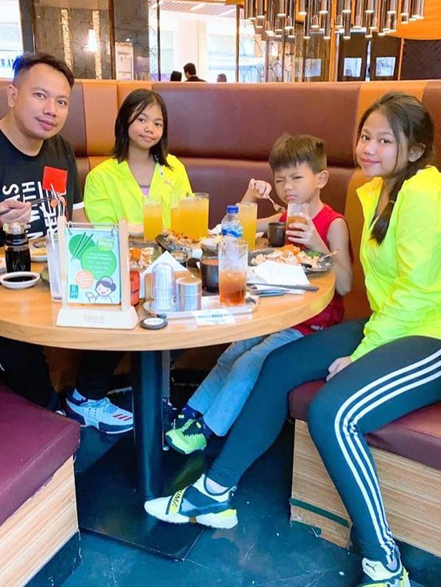 Tulis Pesan Menyentuh Buat Anak, Ini 6 Momen Manis Vicky dengan Ketiga Buah Hatinya