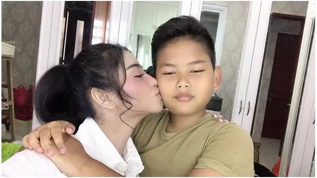 Dewi Persik sangat sayang pada Gabriel, ia juga memperlakukan anak angkatnya seperti darah dagingnya sendiri