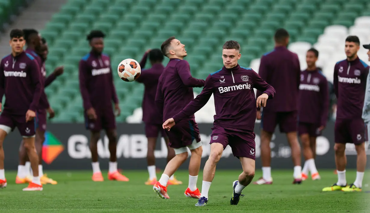 Pemain Bayer Leverkusen, Florian Wirtz bersama rekan-rekannya melakukan latihan menjelang final Liga Europa 2023/2024 melawan Atalanta di Dublin Arena, Dublin, Irlandia, Rabu (22/05/2024). (AFP/Adrian Dennis)