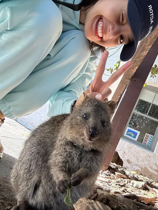 <p>Lisa Blackpink berpose bersama quokka sambir mengerlingkan sebelah matanya. (Foto: Instagram/ lalalalisa_m)</p>