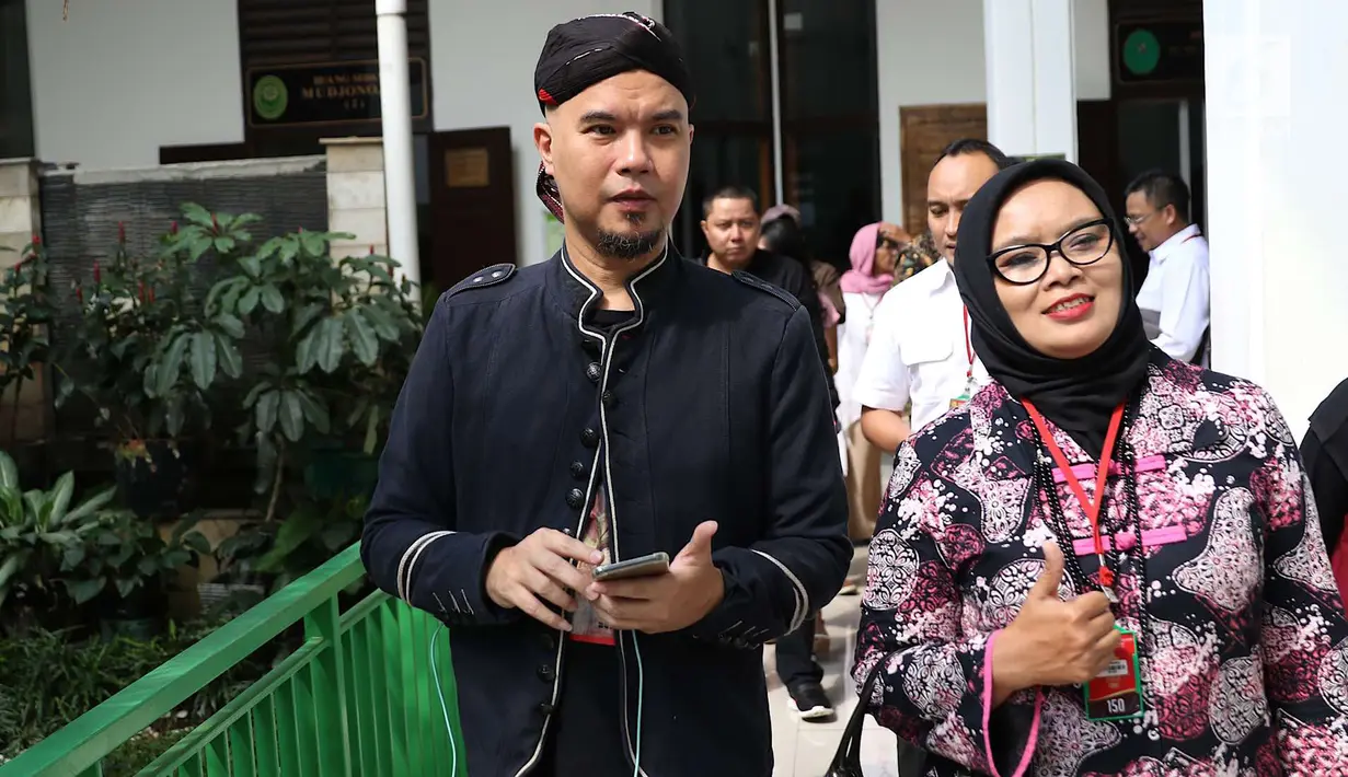 Terdakwa kasus ujaran kebencian, Ahmad Dhani bersiap menjalani sidang lanjutan di PN Jakarta Selatan, Senin (2/7). Sidang tersebut menghadirkan saksi dari jaksa dan saksi meringankan dari Ahmad Dhani. (Liputan6.com/Immanuel Antonius)