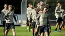 Para pemain Ajax Amsterdam mengambil bagian dalam sesi latihan di Sports park De Toekomst, Belanda (9/4). Ajax akan bertanding melawan wakil Italia Juventus pada leg pertama babak perempatfinal Liga Champions di Johan Cruyff Arena. (AFP Photo/ANP/Robin van Lonkhuijsen)