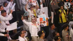 Para pendukung dari pasangan calon gubernur dan wakil gubernur DKI Jakarta saat menghadiri dan menyaksikan pengundian nomor urut pasangan di kantor Komisi Pemilihan Umum (KPU) Provinsi DKI Jakarta, Senin (23/9/2024). (Liputan6.com/Angga Yuniar)