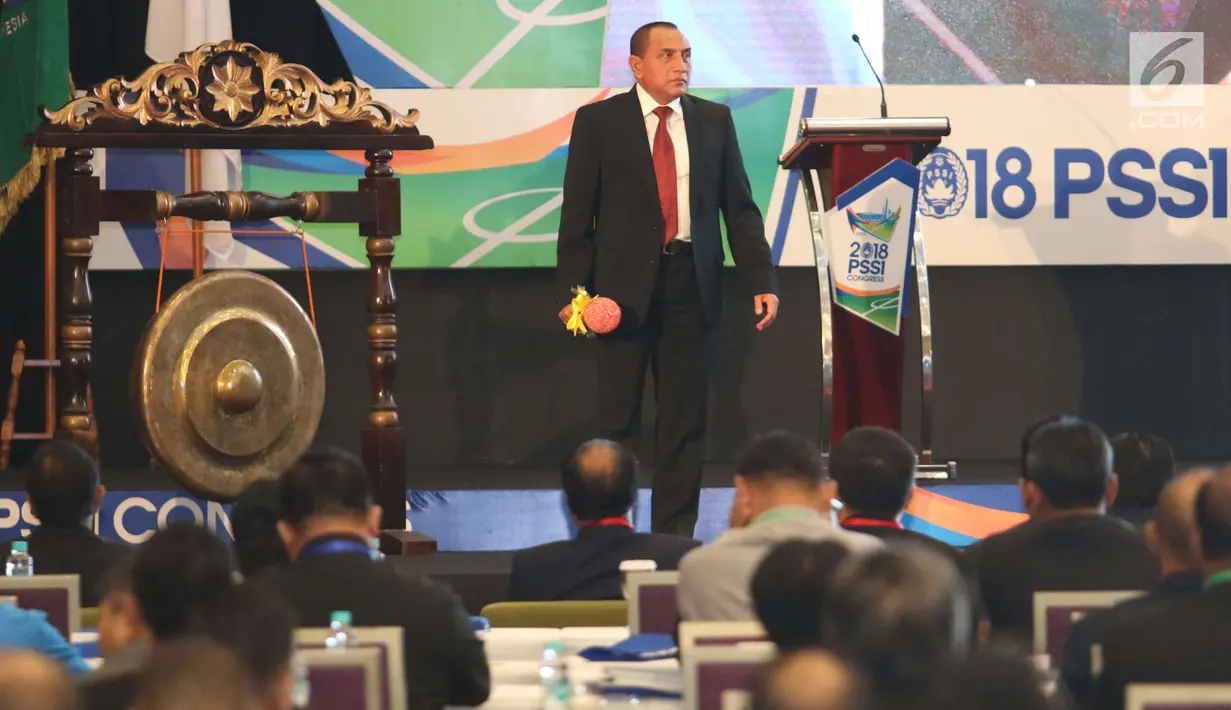 Ketum PSSI Edy Rahmayadi usai memukul gong dalam pembukaan kongres PSSI 2018 di ICE, BSD, Tangerang Selatan, Sabtu (13/1). Kongres Tahunan PSSI ini dibagi dalam dua agenda, yakni: Kongres Luar Biasa (KLB) dan Kongres Biasa. (Liputan6.com/Angga Yuniar)