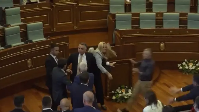 Plt PM Kosovo Dilempari Telur di Parlemen, Sidang Berujung Ricuh