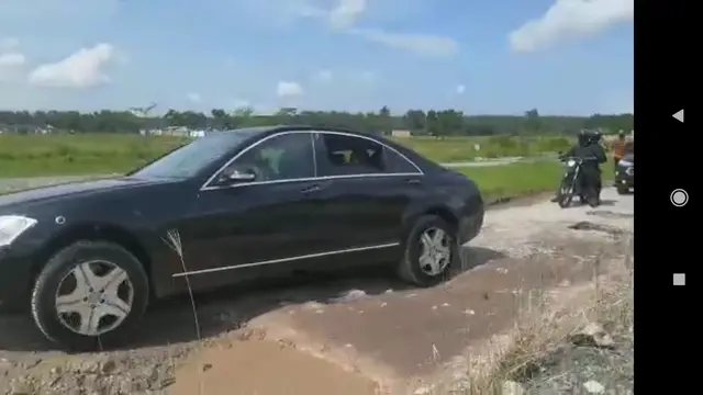 Kumpulan Potret Mobil Presiden Jokowi Kewalahan Melewati Jalanan Rusak di Lampung (Agus Suparto/ Fotografer Kepresidenan)