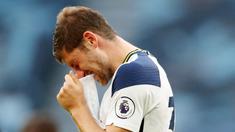 Ben Davies - Sejak dua tahun terakhir penampilan pemain asal Wales ini kian tak konsisten. Conte yang menyukai bek tangguh dan mampu memenangi duel satu lawan satu sepertinya akan mencari pemain baru untuk memperkuat formasi favoritnya. (AFP/Catherine Ivill/Pool)