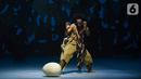 Pemain mempertunjukkan teater yang menggabungkan film, dance, dan lagu berjudul Planet Sebuah Lament di Teater Jakarta, TIM, Jakarta, Kamis (16/1/2020). Teater yang didukung Bakti Budaya Djarum Foundation akan ditampilkan hingga 18 Januari 2020. (Liputan6.com/Fery Pradolo)
