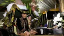 Gibran Rakabuming Raka dan Selvi Ananda bak putra dan putri kerajaan tiba di tempat resepsi pernikahan mereka. (Galih W. Satria/bintang.com)