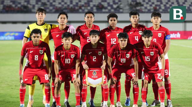 Skuad Timnas Indonesia U-17 saat berhadapan dengan China U-17 dalam pertandingan uji coba internasional di Indomilk Arena, Tangerang, pada Rabu (11/2/2026) malam WIB. (Bola.com/Abdul Aziz)