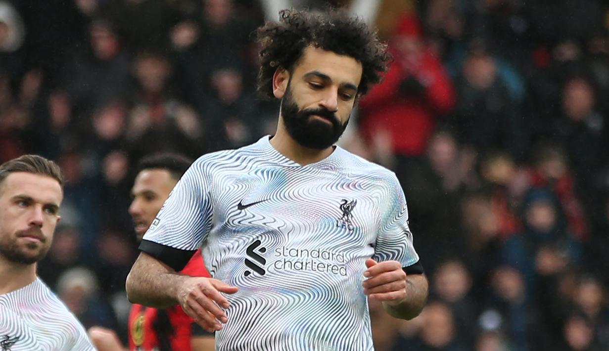 <p>Ekspresi kekecewaan terpancar dari pemain Liverpool, Mohamed Salah (kanan) setelah gagal mengeksekusi penalti dalam pertandingan pekan ke-27 Premier League 2022/2023 melawan Bournemouth yang berlangsung di Vitality Stadium, Sabtu (11/3/2023) malam WIB. (AFP/Steve Bardens)</p>