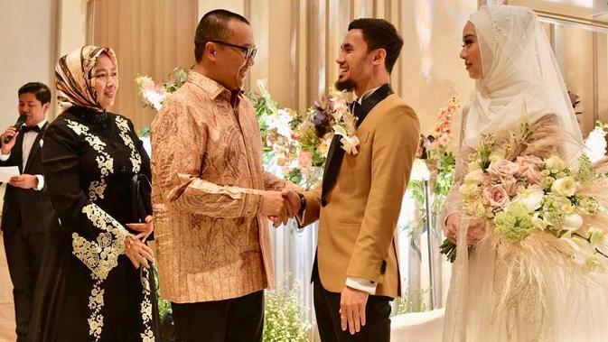 Menteri Pemuda dan Olahraga Republik Indonesia Imam Nahrawi hadiri resepsi pernikahan Lindswell Kwok dan Achmad Hulaefi. (dok. Instagram @nahrawi_imam/https://www.instagram.com/p/BrK2gl6lVMA/Asnida Riani)